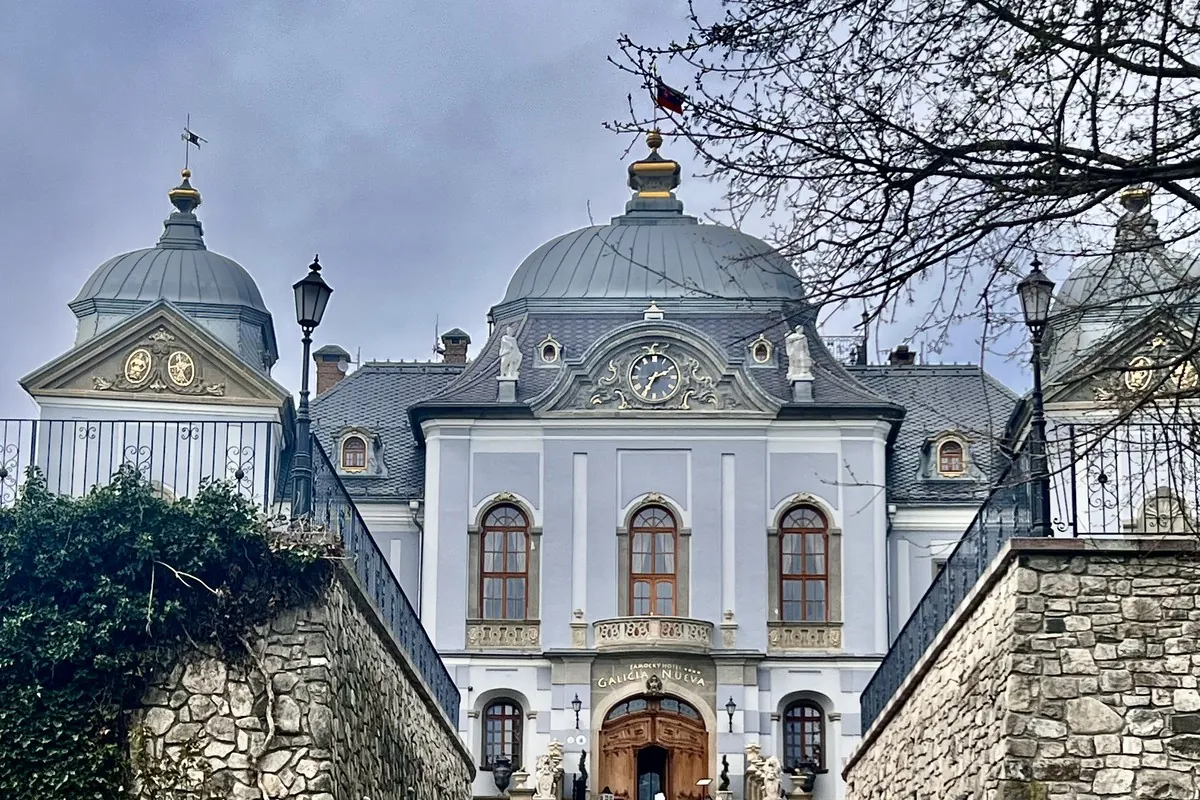 Zámok v jesennej krajine